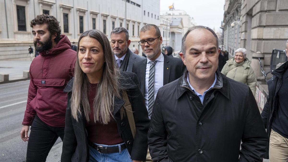 Jordi Turull (d) junto a Miriam Nogueras (i) tras una reunión con el secretario de Organización del PSOE, Santos Cerdán, en el Congreso.