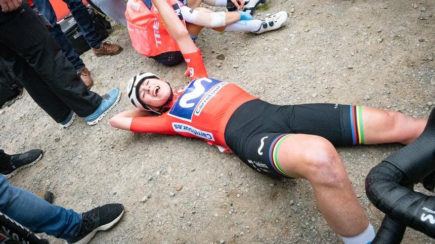 Van Vleuten festeja su victoria agónica en la Vuelta femenina.