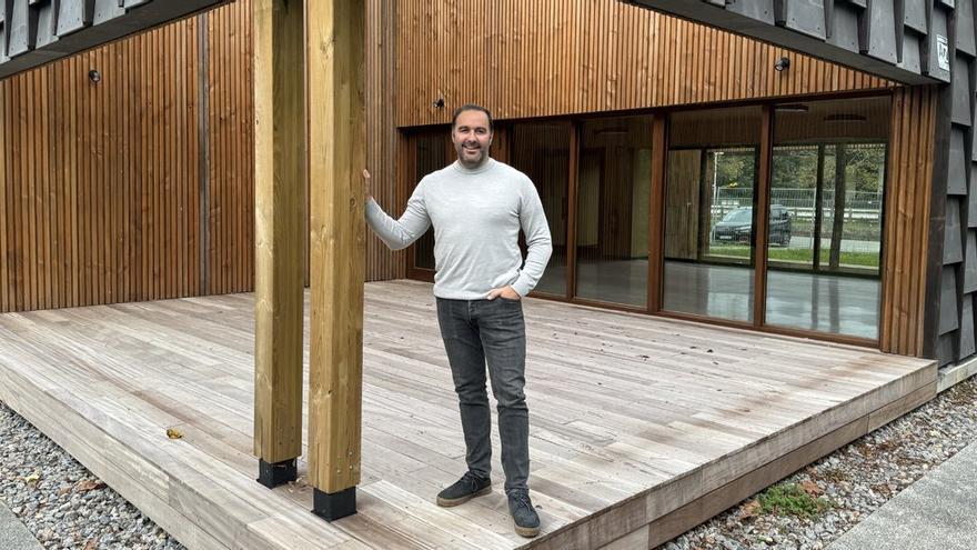El concejal Iban San Martin en la cantina de Asti de Zarautz.
