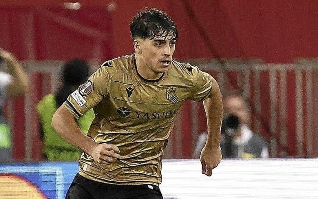 Jon Martín conduce el balón, durante el partido del pasado miércoles en Niza. / REAL SOCIEDAD