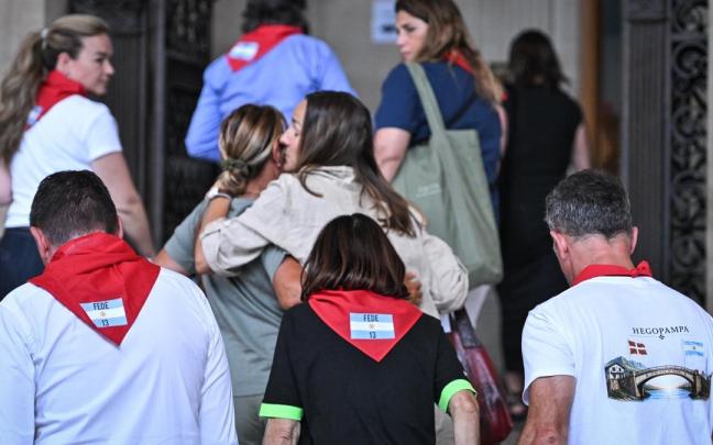 Los dos principales acusados, en prisión preventiva, han comparecido bajo fuertes medidas seguridad.