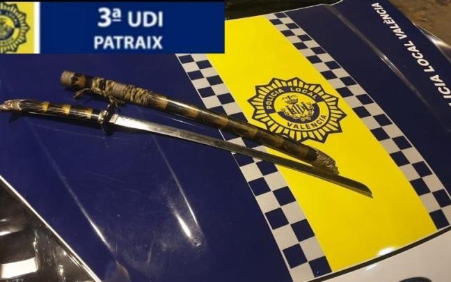 Catana intervenida con la que el agresor agredió a su pareja en València.