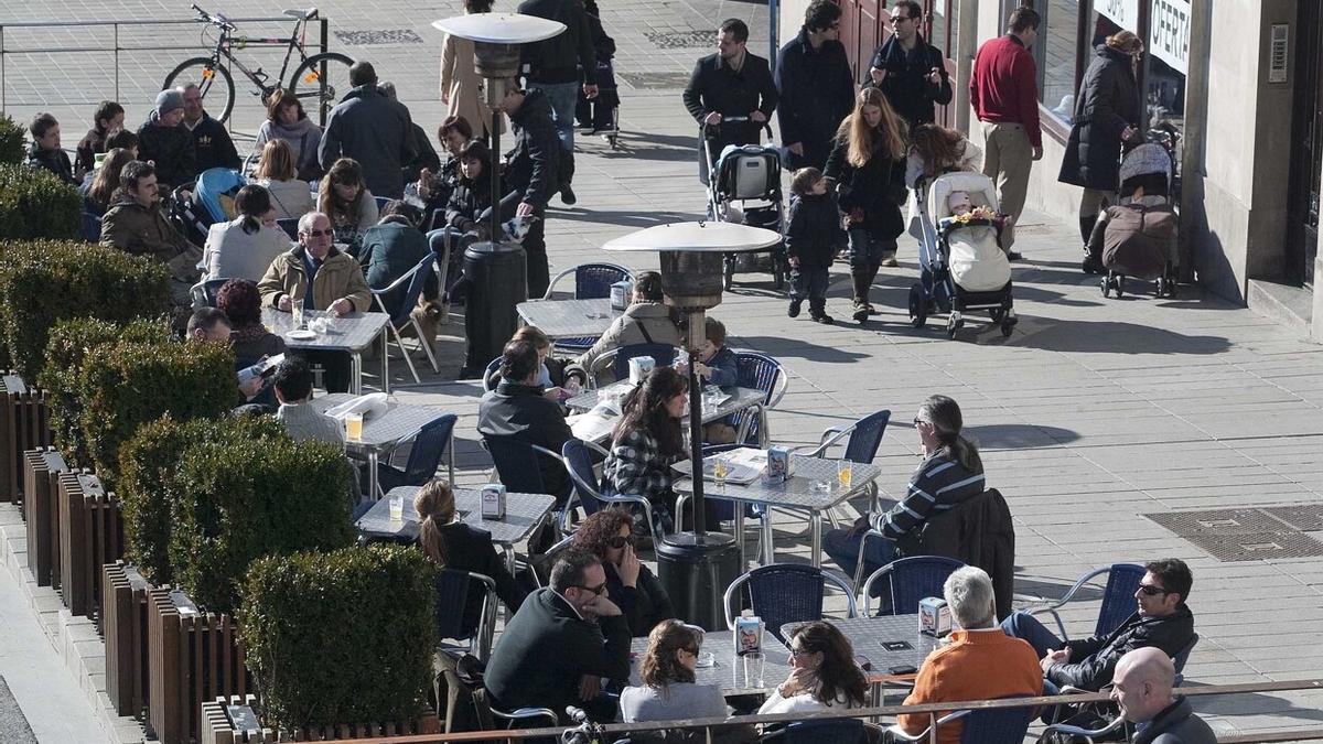 Terraza de un bar en la plaza de la Virgen Blanca