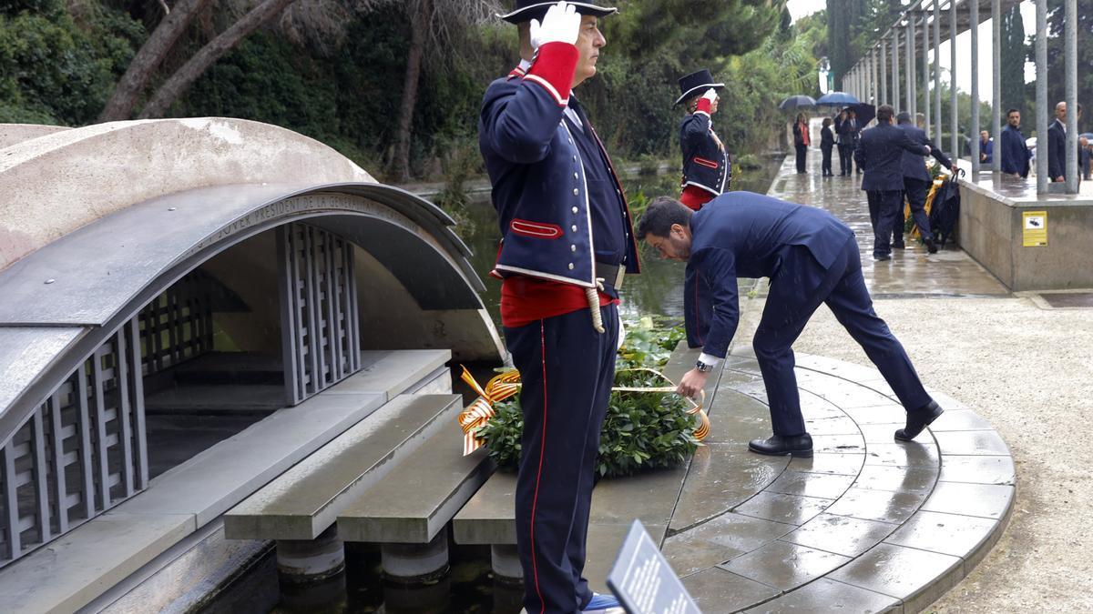 El presidente de la Generalitat, Pere Aragonès, durante la ofrenda ante el monumento al expresidente de la Generalitat republicana Lluís Companys, en el 83 aniversario de su fusilamiento.