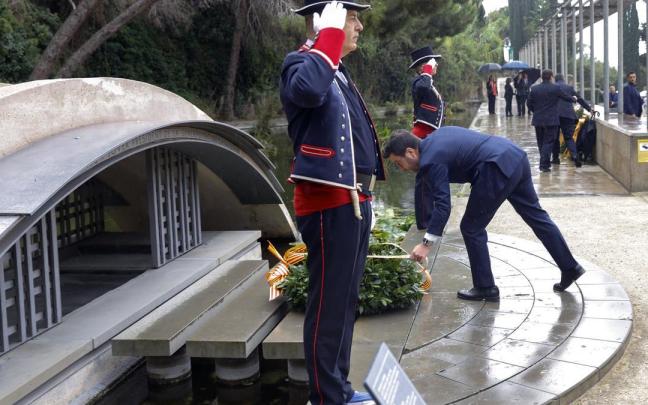 El presidente de la Generalitat, Pere Aragonès, durante la ofrenda ante el monumento al expresidente de la Generalitat republicana Lluís Companys, en el 83 aniversario de su fusilamiento.