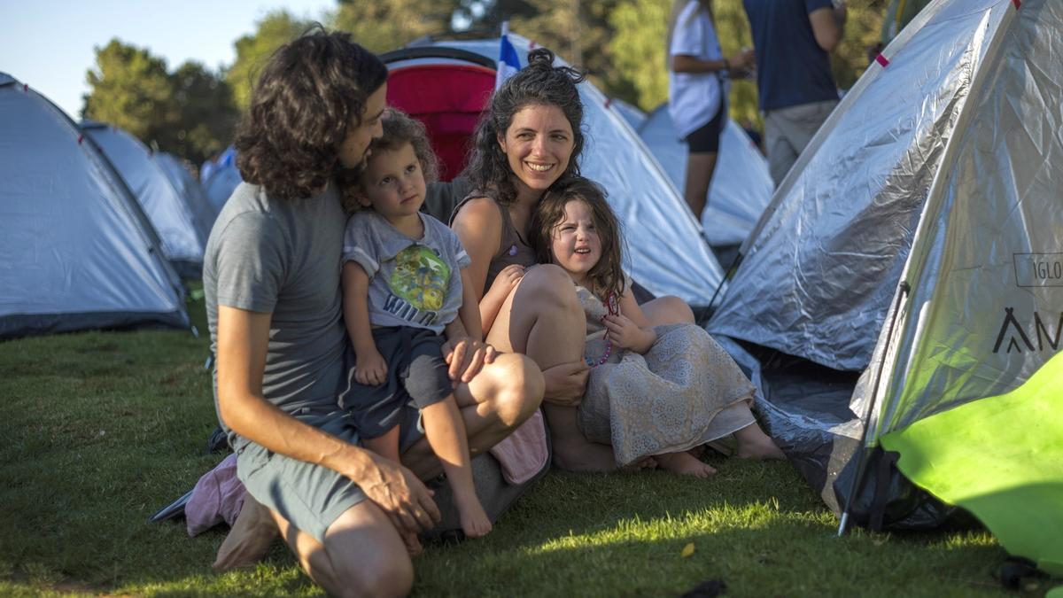 Una familia acampada ante la sede del Parlamento israelí para protestar contra la reforma.