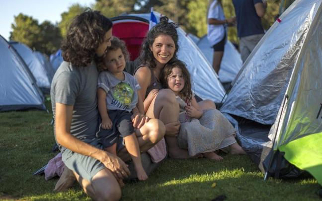 Una familia acampada ante la sede del Parlamento israelí para protestar contra la reforma.