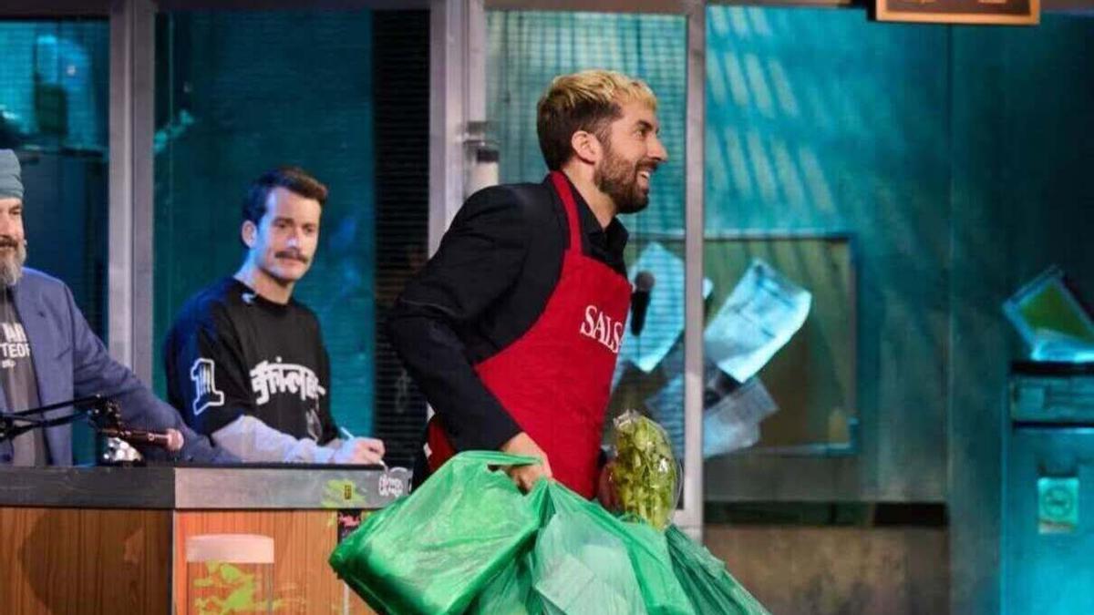 David Broncano sorprende a Nathy Peluso con un particular regalo en 'La Revuelta'