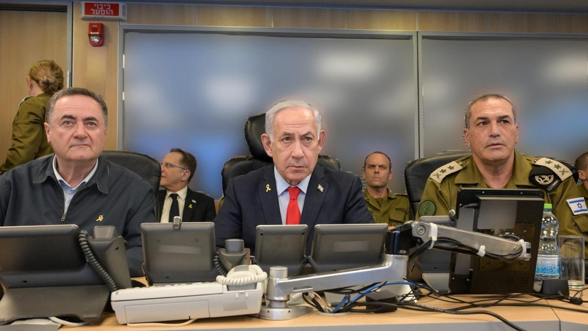 El ministro de Defensa, Israel Katz; el primer ministro, Benjamin Netanyahu, y el jefe del Estado Mayor de las Fuerzas Armadas israelíes, Eyal Zamir.