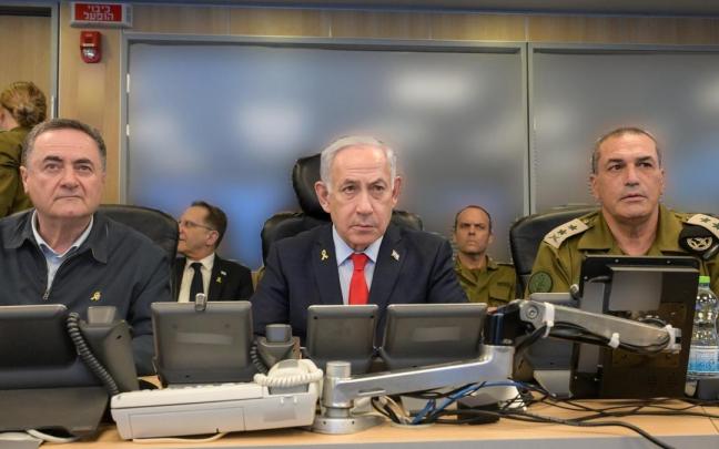 El ministro de Defensa, Israel Katz; el primer ministro, Benjamin Netanyahu, y el jefe del Estado Mayor de las Fuerzas Armadas israelíes, Eyal Zamir.