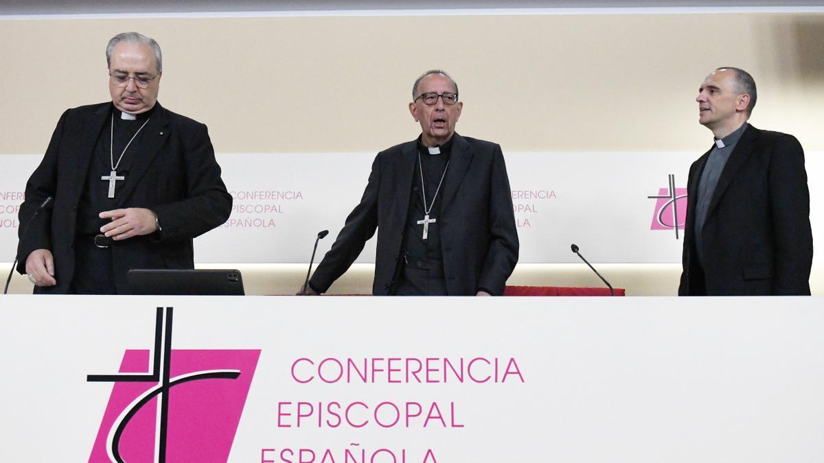 El obispo auxiliar de Toledo, Francisco César García Magán, a la izquierda, y el presidente de la Conferencia Episcopal, Juan José Omella. Foto: E. P.