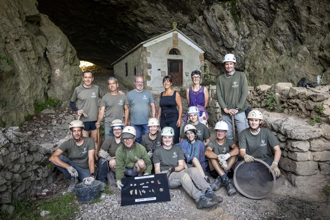 Equipo de Aranzadi junto a la diputada de Cultura, Goizane Alvarez, en el túnel de San Adrián