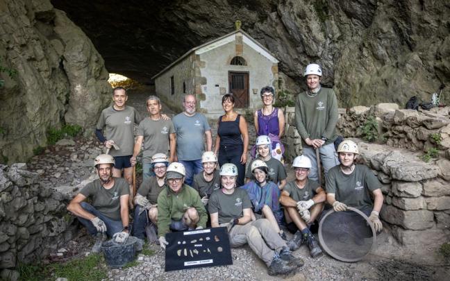 Equipo de Aranzadi junto a la diputada de Cultura, Goizane Alvarez, en el túnel de San Adrián