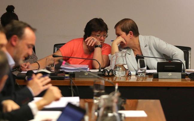 Beaumont y Barkos, durante una comisión de Régimen Foral en 2017. Beaumont y Barkos, durante una comisión de Régimen Foral en 2017.