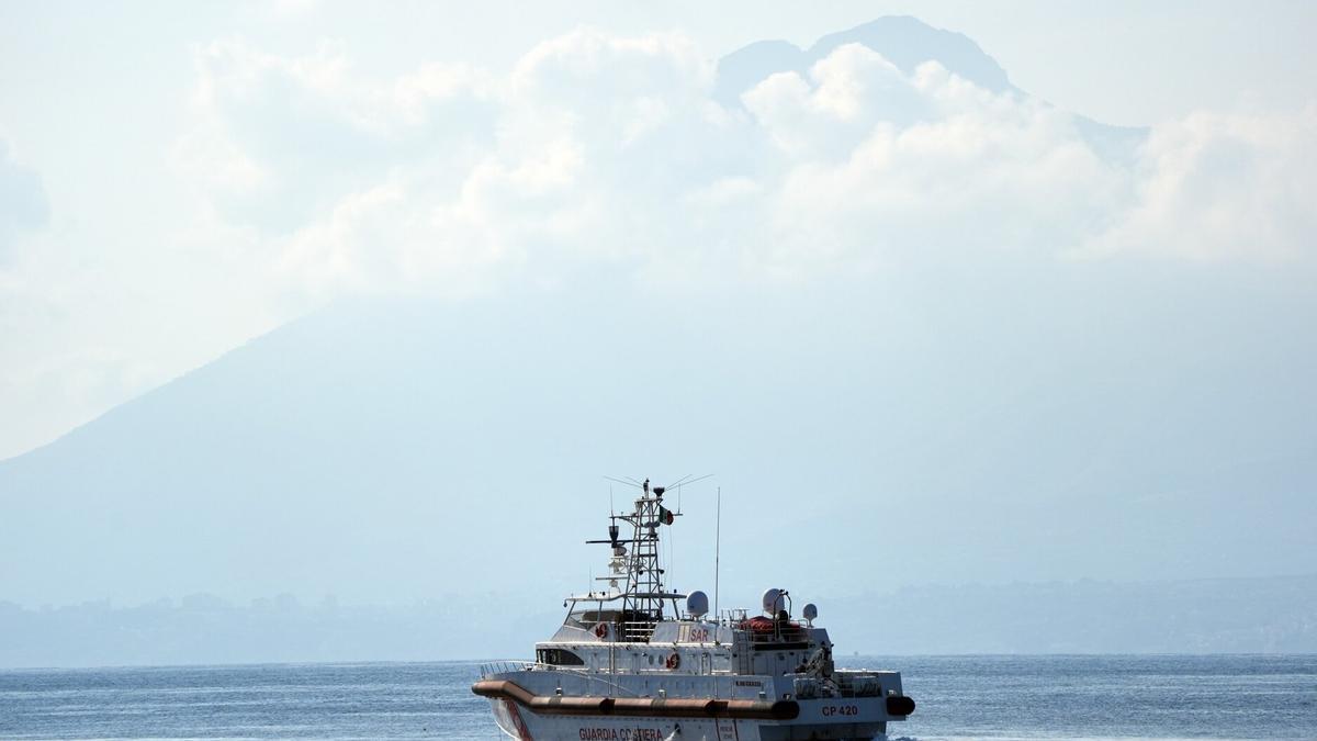 Un barco de la guardia costera italiana participa en las labores de búsqueda del 'Bayesian'