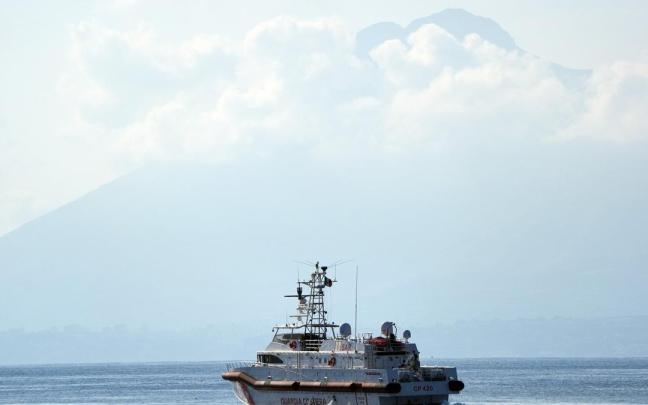 Un barco de la guardia costera italiana participa en las labores de búsqueda del 'Bayesian' / Jonathan Brady / E.P. Un barco de la guardia costera italiana participa en las labores de búsqueda del 'Bayesian'