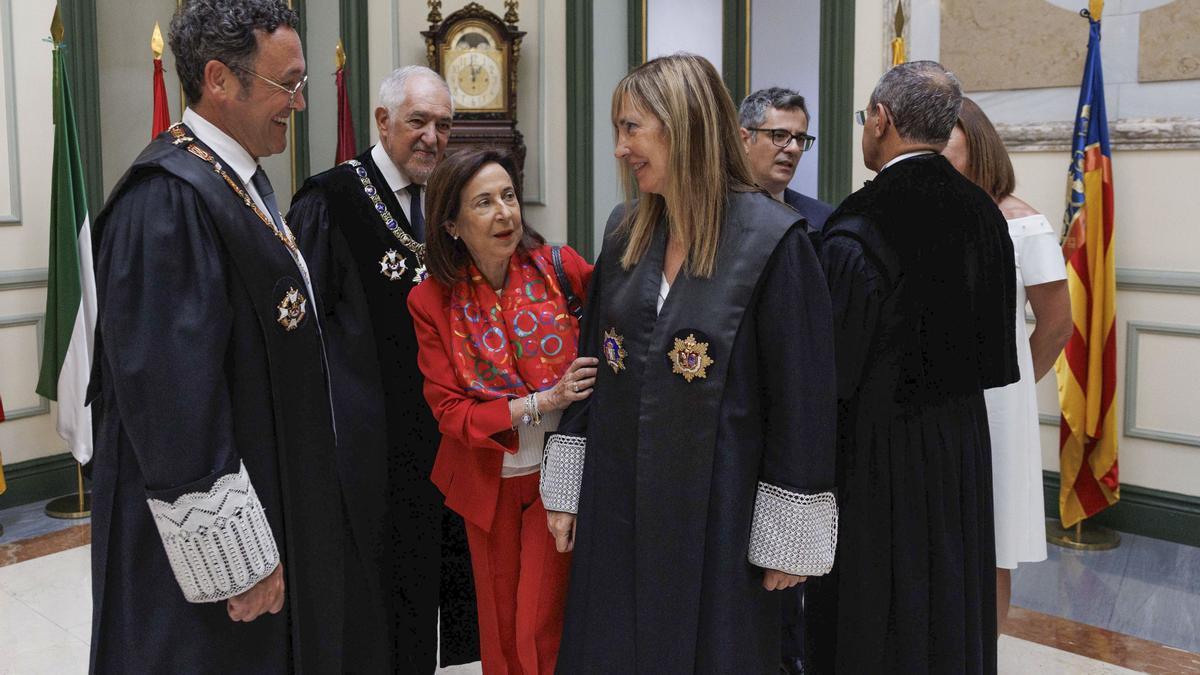 Isabel Perelló conversa con el fiscal general del Estado, entre otros, en la toma de posesión de su cargo como presidenta del CGPJ y el TS.