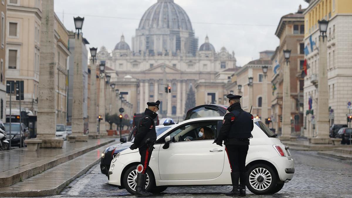 Imagen de archivo de dos agentes de la policía en Roma.
