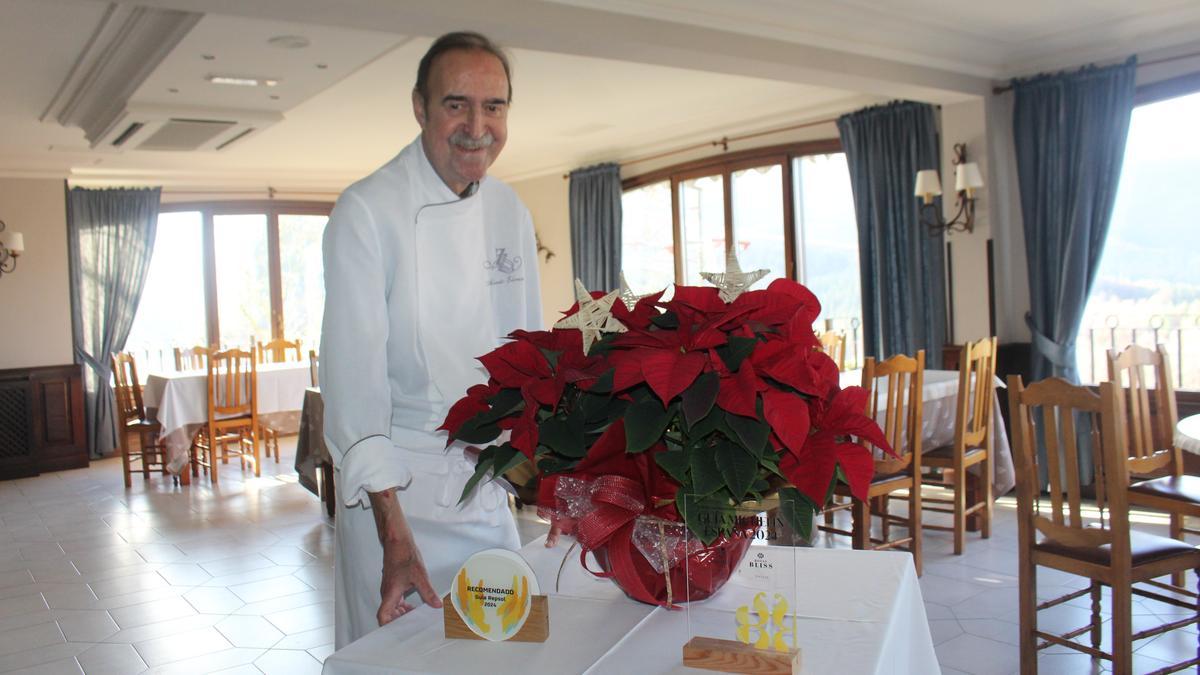 Elorza en uno de los comedores que en estas fechas respira el ambiente navideño con la flor de Pascua.