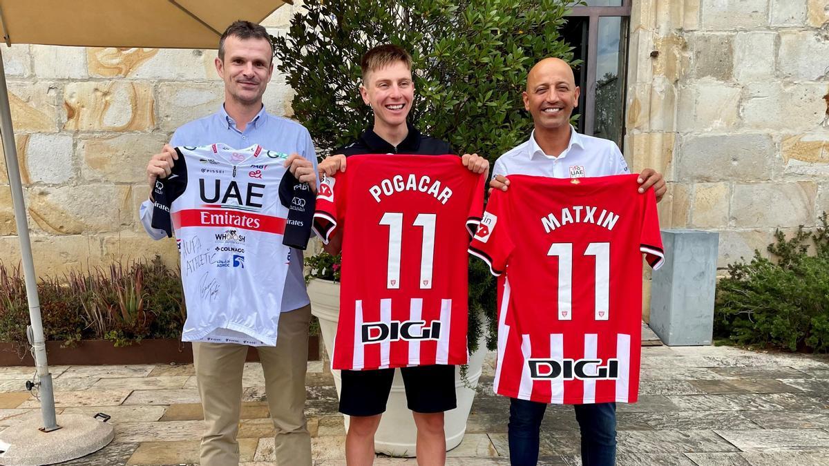 Jon Uriarte, Tadej Pogacar y Josean Fernández Matxin