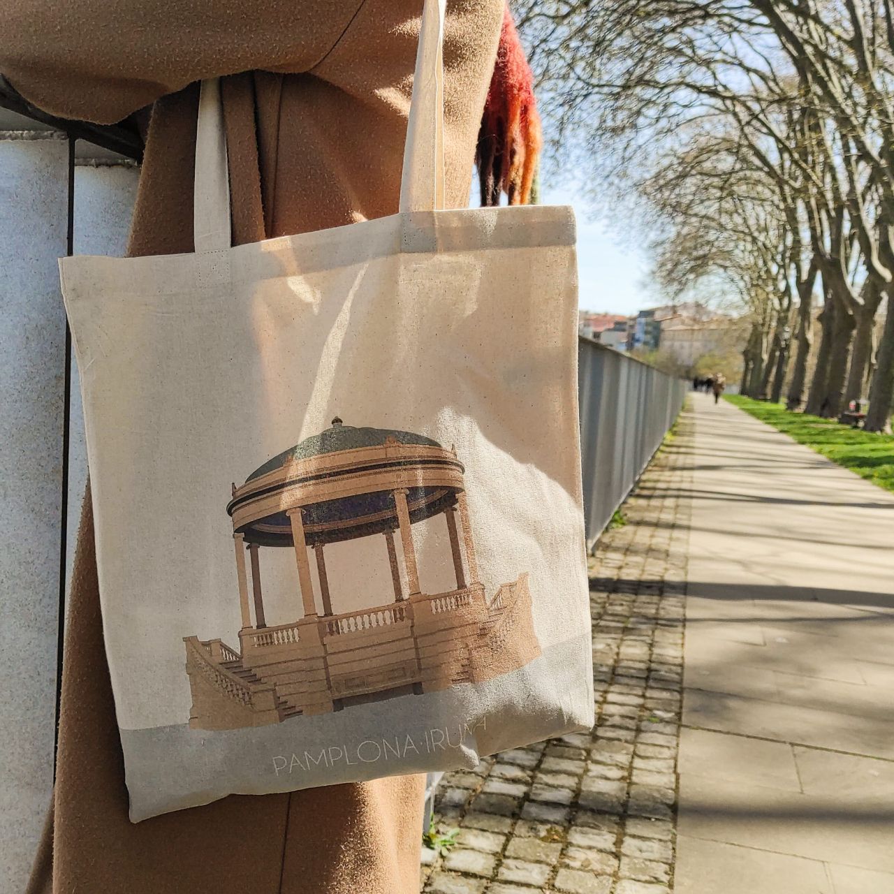 El kiosko de la Plaza del Castillo, en una bolsa de tela.