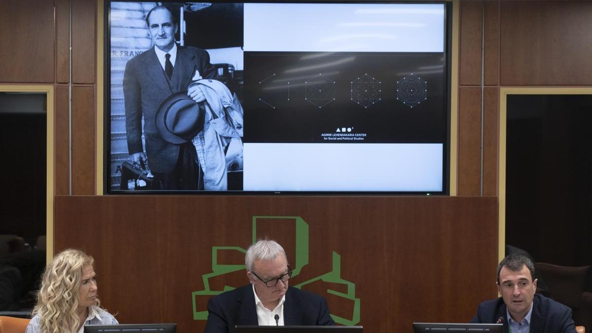 El presidente de la ponencia de calidad democrática, el jeltzale Xabier Barandiaran, durante la exposición de Gorka Espiau, de Agirre Lehendakaria Center