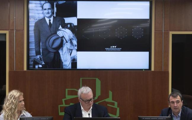 El presidente de la ponencia de calidad democrática, el jeltzale Xabier Barandiaran, durante la exposición de Gorka Espiau, de Agirre Lehendakaria Center