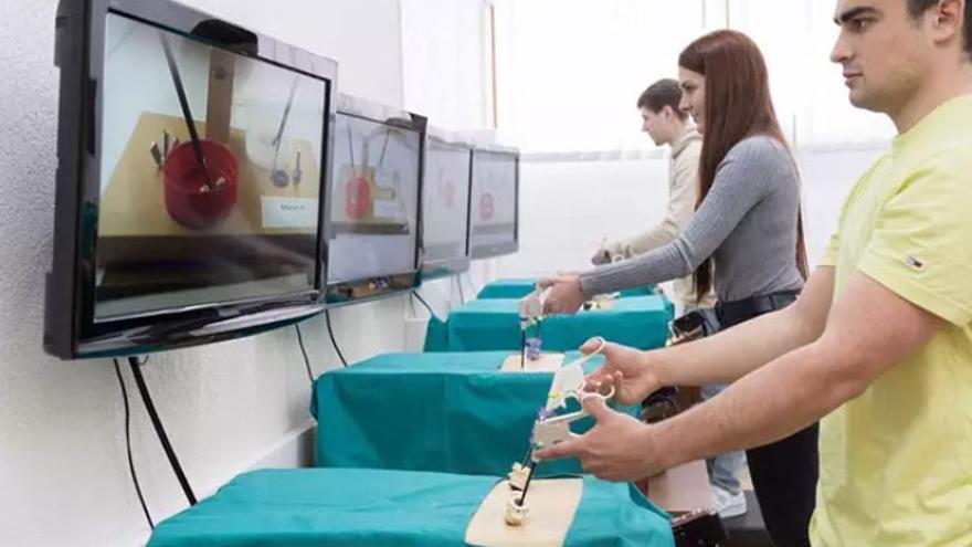 Estudiantes en el simulador de laparoscopia en la Facultad De Medicina y Enfermería de la UPV/EHU.