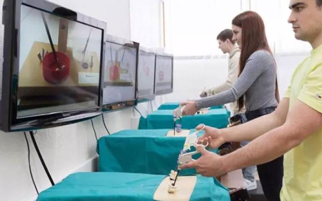 Estudiantes en el simulador de laparoscopia en la Facultad De Medicina y Enfermería de la UPV/EHU. Estudiantes en el simulador de laparoscopia en la Facultad De Medicina y Enfermería de la UPV/EHU.