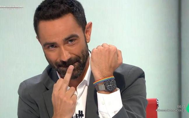 Jokin Castellón, mostrando la pulsera arcoíris. / La Sexta Jokin Castellón, mostrando la pulsera arcoíris.