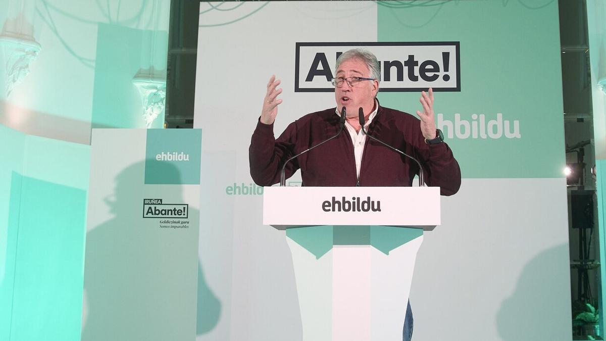 Acto político de EH Bildu con presencia de su candidato a la alcaldía de Pamplona, Joseba Asirón.