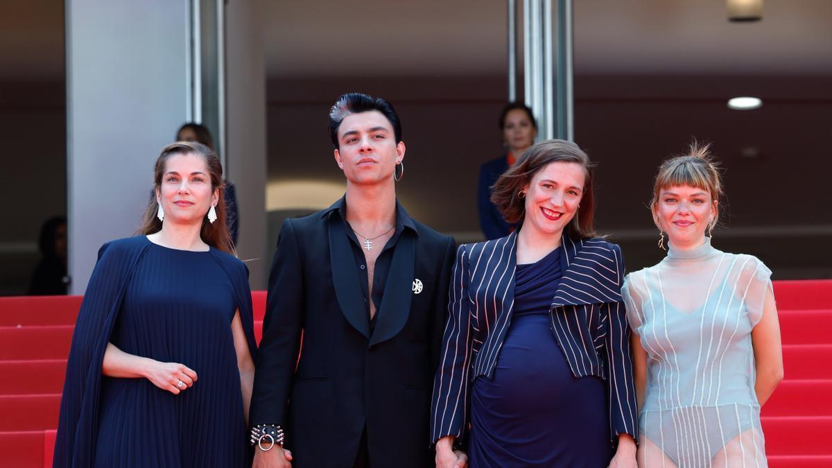 Carla Simón (3i) y el elenco de 'Romería' en Cannes.