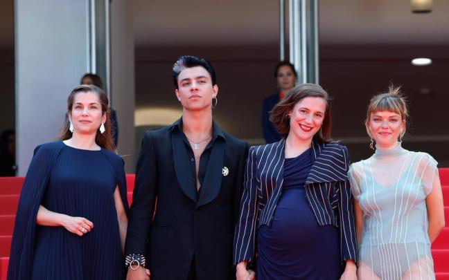 Carla Simón (3i) y el elenco de 'Romería' en Cannes.
