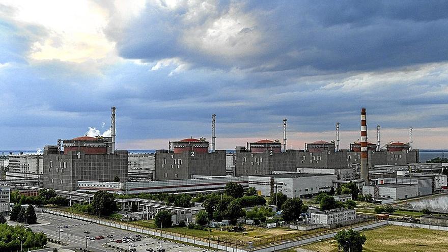 Vista general de la central nuclear de Zaporiyia, la planta más grande de Europa con sus seis reactores situada en una zona de intensos combates. | FOTO: E. P.