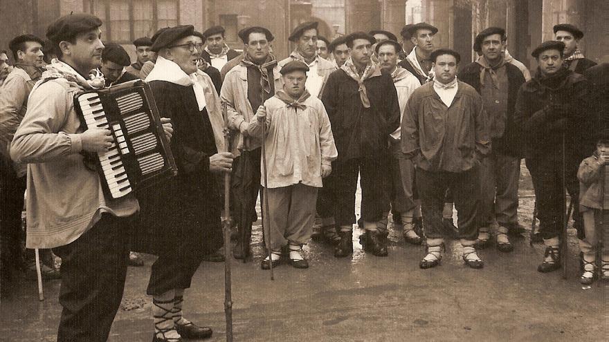 Germán Uriguen, interpretando una copla en las celebraciones en honor a Santa Águeda