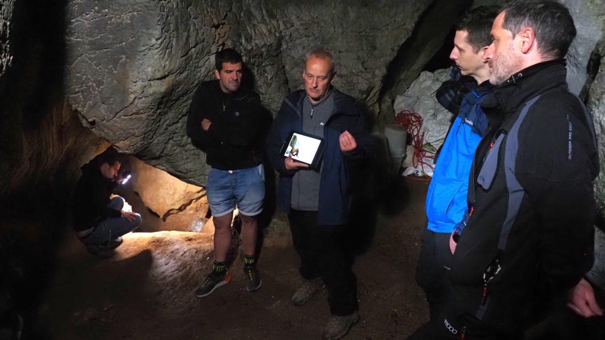 Visita a la cueva de Agarre, una de las muchas cavidades y galerías con las que cuenta el sistema karstico de Mendaro.