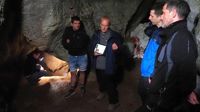 Visita a la cueva de Agarre, una de las muchas cavidades y galerías con las que cuenta el sistema karstico de Mendaro.