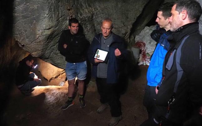 Visita a la cueva de Agarre, una de las muchas cavidades y galerías con las que cuenta el sistema karstico de Mendaro.