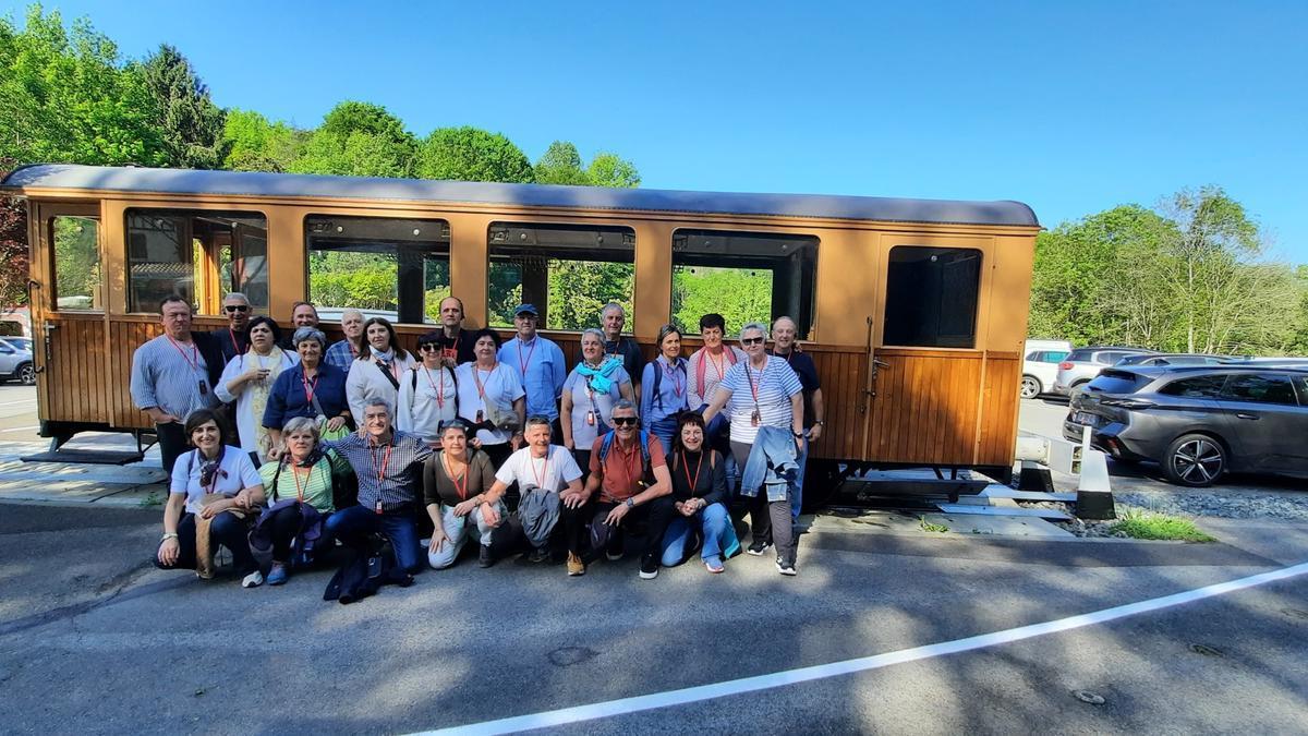 En la salida se montaron en el tren de cremallera de Larrun para disfrutar de unas excepcionales vistas en la cima del monte.