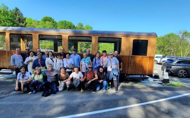 En la salida se montaron en el tren de cremallera de Larrun para disfrutar de unas excepcionales vistas en la cima del monte. / Jabi Agirre. En la salida se montaron en el tren de cremallera de Larrun para disfrutar de unas excepcionales vistas en la cima del monte.
