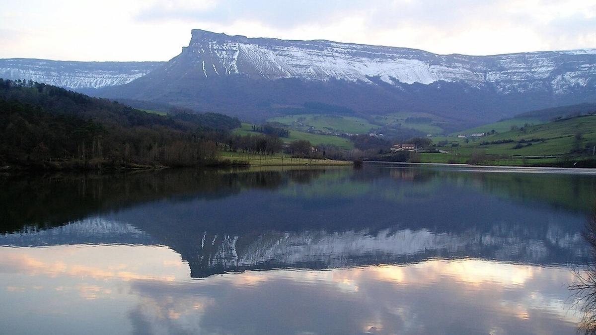 Panorámica del embalse de Maroño con la Sierra Salvada al fondo