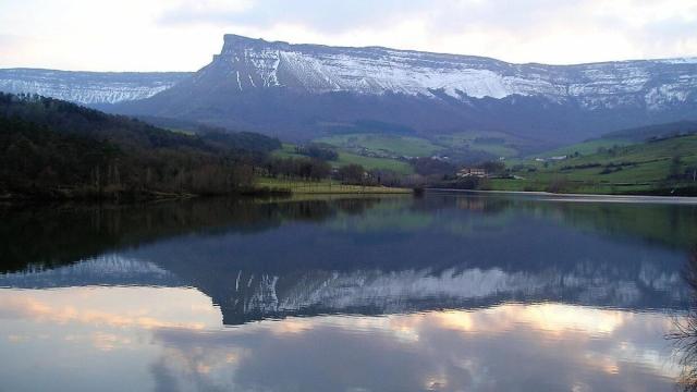 Panorámica del embalse de Maroño con la Sierra Salvada al fondo