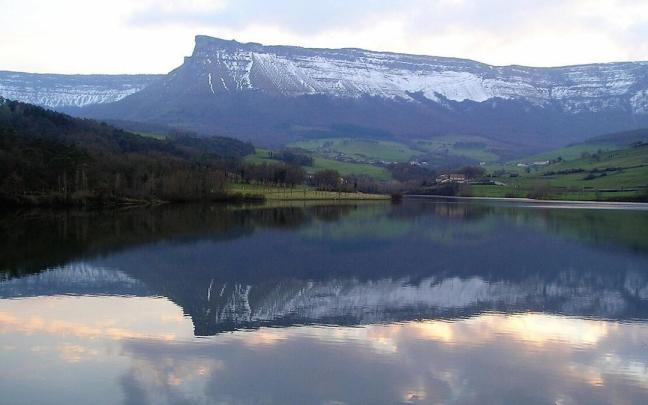 Panorámica del embalse de Maroño con la Sierra Salvada al fondo