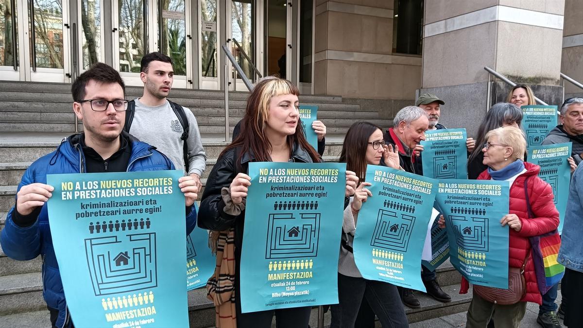 Representantes de varios colectivos sociales se han concentrado este miércoles frente al Palacio de Justicia de Bilbao.