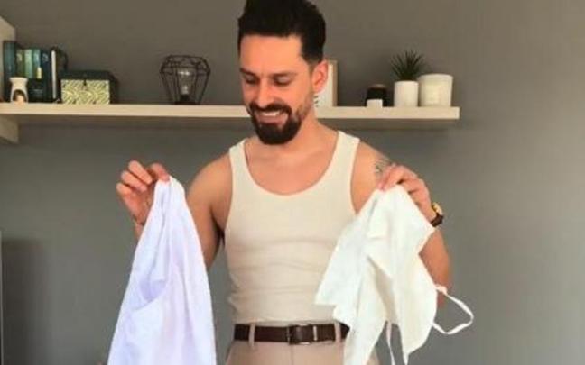 El 'tiktoker', con los dos trozos de tela.