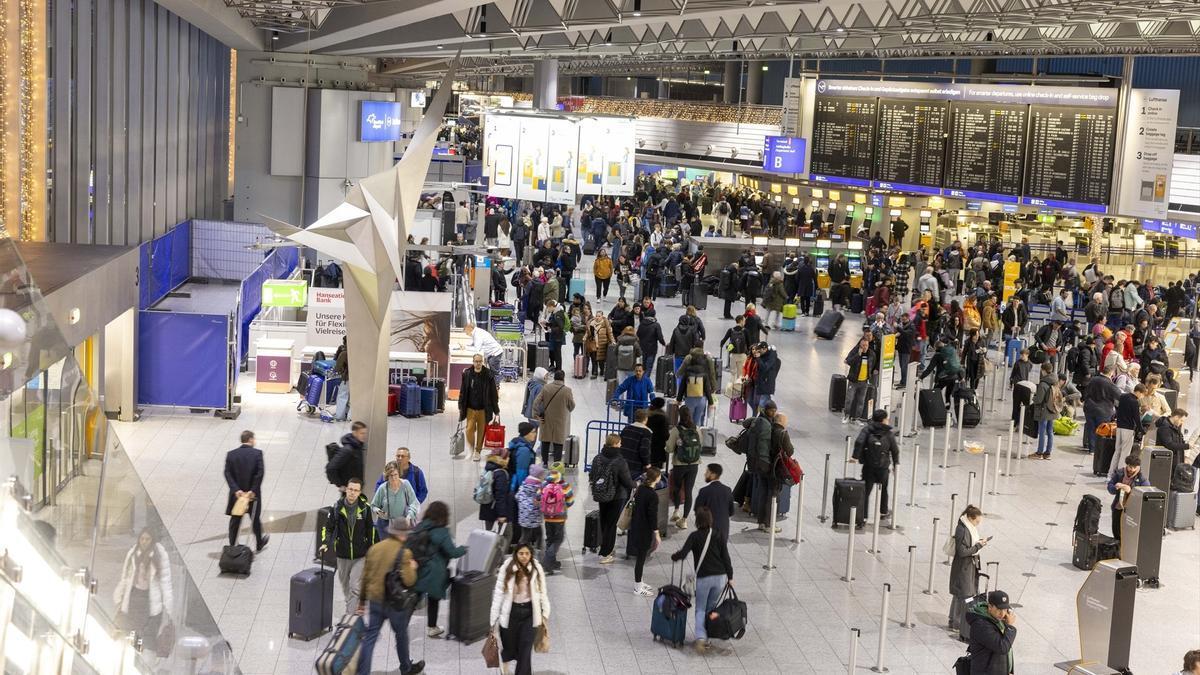 La huelga de seguridad de aeropuertos en Alemania obliga a cancelar decenas de vuelos este jueves.