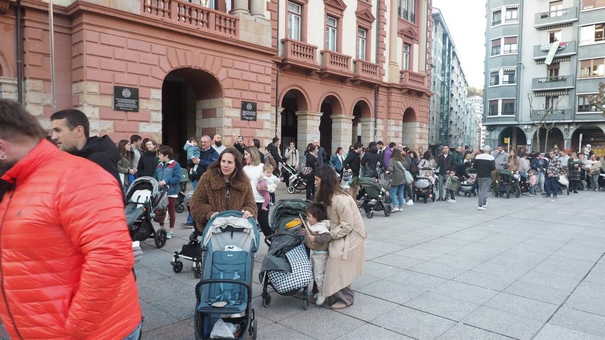 Multitudinaria protesta de familias en la plaza Untzaga de Eibar para denunciar la situación de las haurreskolas en la villa armera.