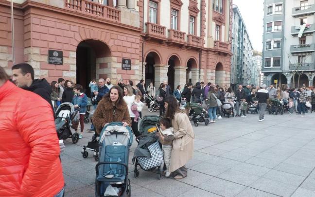 Multitudinaria protesta de familias en la plaza Untzaga de Eibar para denunciar la situación de las haurreskolas en la villa armera.