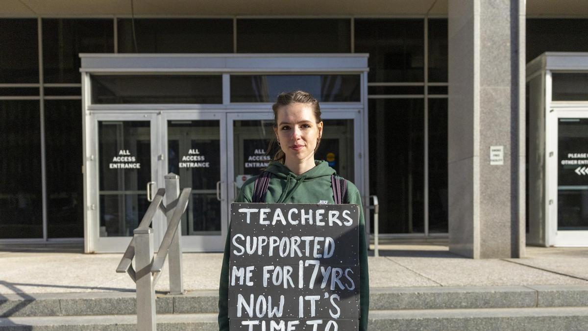 La joven Chloe Kinsley protesta a las puertas del Departamento de Educación.