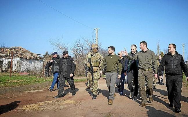 El presidente de Ucrania, Volodímir Zelenski, durante la visita que realizó ayer a Jersón. El presidente de Ucrania, Volodímir Zelenski, durante la visita que realizó ayer a Jersón.